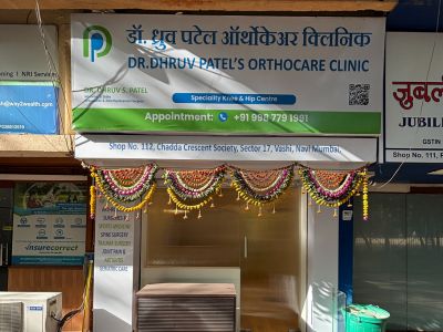 Dr. Dhruv Patel, Orthopaedic, Joint Replacement, Arthroscopic & Trauma Surgeon and his team operating orthopaedic surgeries in operation theatre in Navi Mumbai.