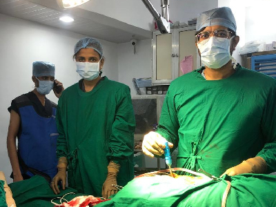 Dr. Dhruv Patel, Orthopaedic, Joint Replacement, Arthroscopic & Trauma Surgeon and his team operating orthopaedic surgeries in operation theatre in Navi Mumbai.