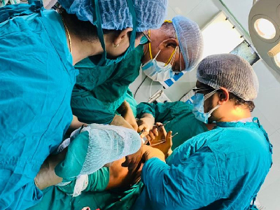 Dr. Dhruv Patel, Orthopaedic, Joint Replacement, Arthroscopic & Trauma Surgeon and his team operating orthopaedic surgeries in operation theatre in Navi Mumbai.