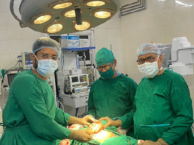 Dr. Dhruv Patel, Orthopaedic, Joint Replacement, Arthroscopic & Trauma Surgeon and his team operating orthopaedic surgeries in operation theatre in Navi Mumbai.