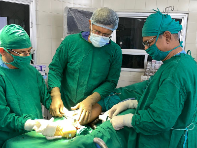 Dr. Dhruv Patel, Orthopaedic, Joint Replacement, Arthroscopic & Trauma Surgeon and his team operating orthopaedic surgeries in operation theatre in Navi Mumbai.